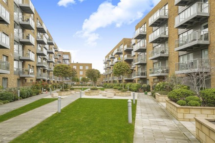 Hamlet Court, Smithfield Square, Hornsey, N8