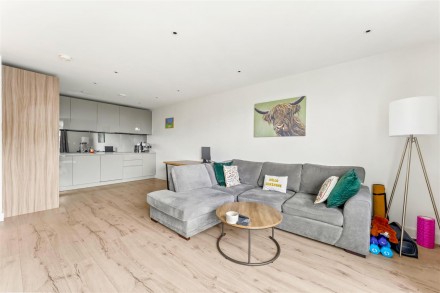 Purser Court, Smithfield Square, Hornsey, N8