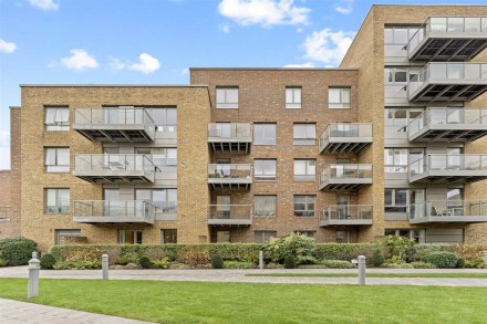 Purser Court, Smithfield Square, Hornsey, N8